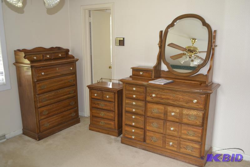 lot 175 image: Nice bedroom suite. 50x18x74", 38x18x55&...