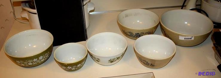 lot 189 image: Nice set of PYREX nesting bowls and others as...