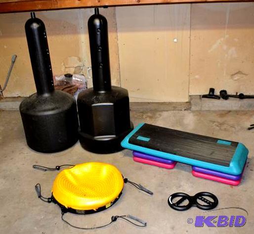 lot 194 image: Nice group of exercising equipment including ...