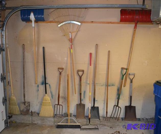 lot 195 image: Large group of garden & hand tools....
