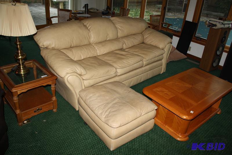 lot 2 image: Beautiful Leather couch with Ottoman. &nbsp8...