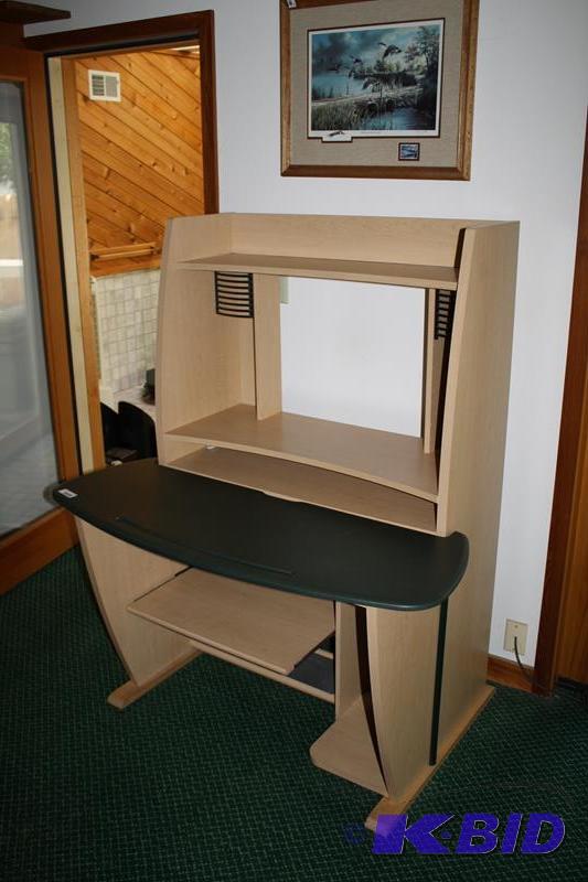 lot 24 image: Nice newer computer desk, great condition fro...