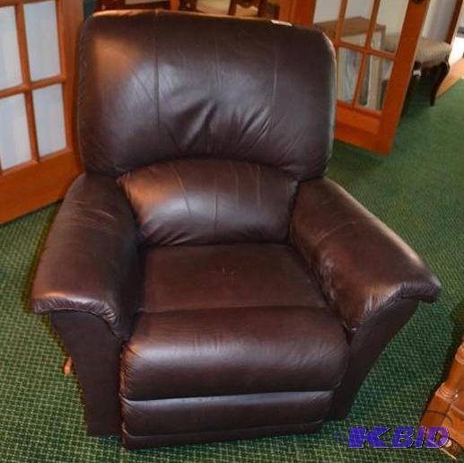 lot 3 image: Beautiful Maroon Lazy Boy Recliner chair. &nb...