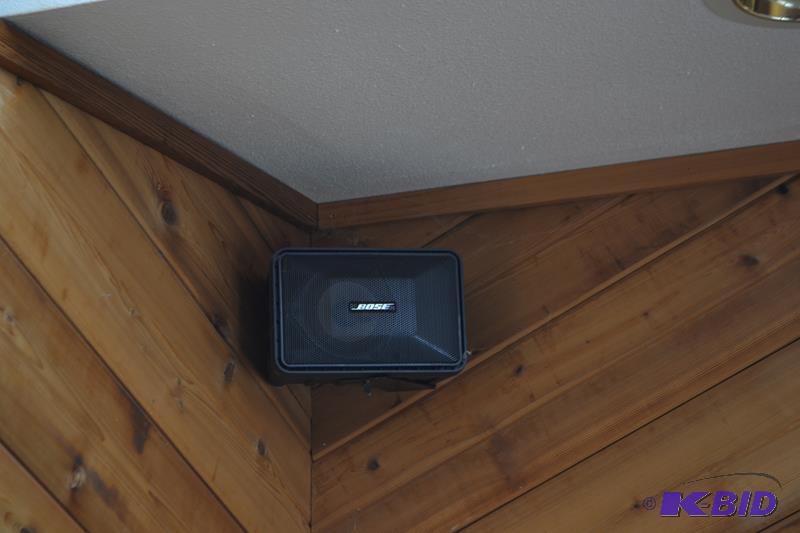 lot 34 image: 4 Bose indoor outdoor speakers- 3 are mounted...