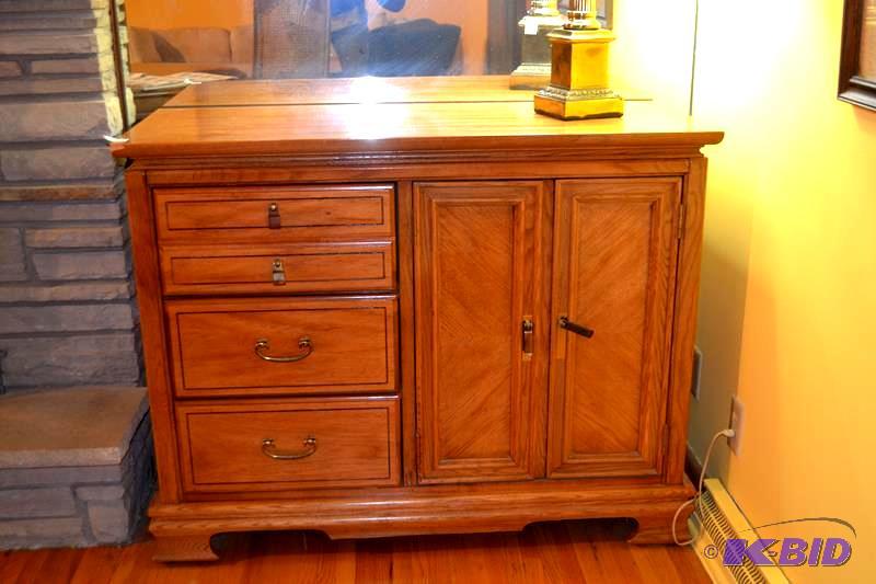lot 43 image: Small dresser or end table made by Bassett 44...
