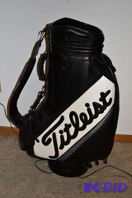 lot 88 image: Great condition Titleist Golf bag - looks unu...