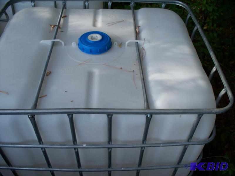 lot 100 image: 275 Gallon plastic containers cleaned out...