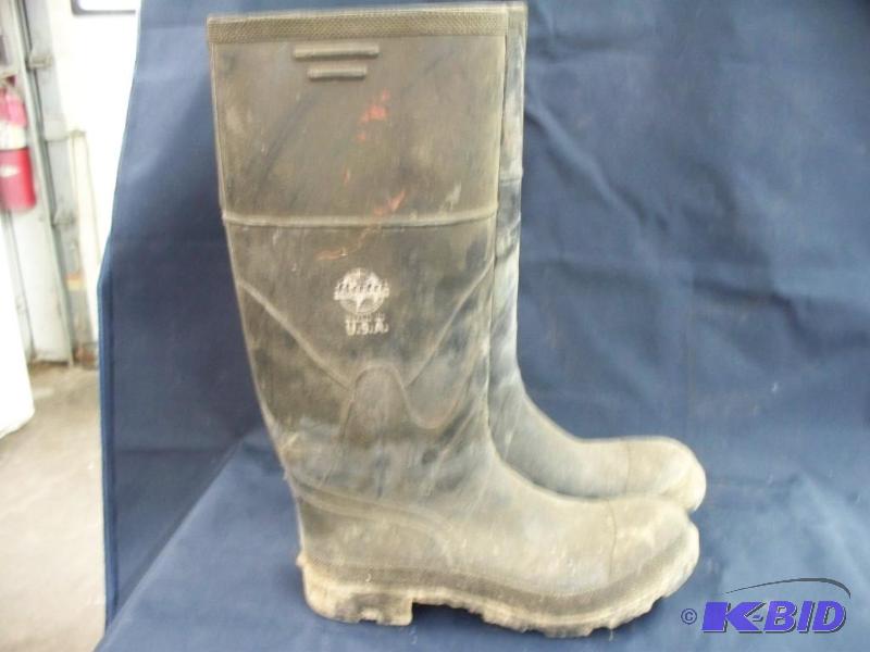 lot 58 image: Rubber boots no holes size 10...