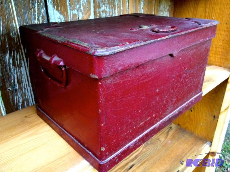 lot 25 image: Antique Wells Fargo Strong Box.. very very heavy