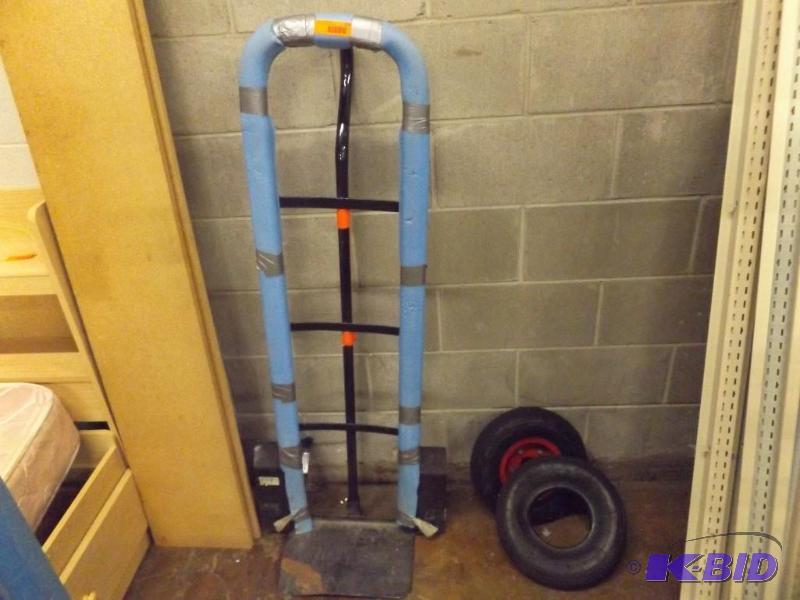 Dolly, no axle, both wheels are there...