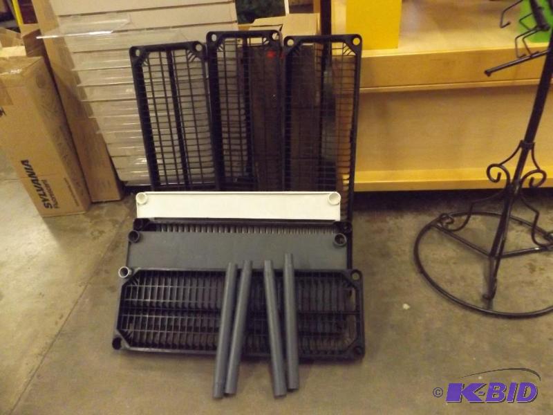 7 plastic shelves, only 4 legs....