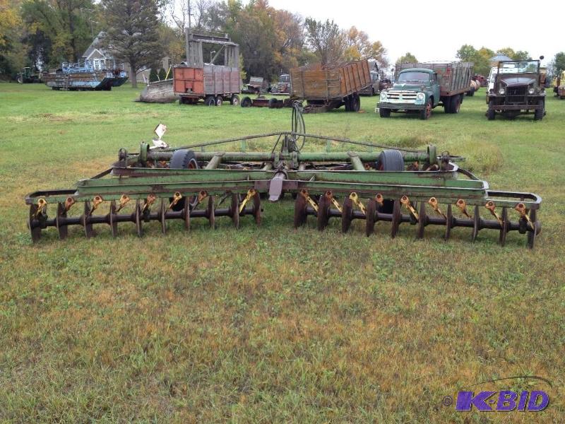 lot 105 image: John Deere Disk...