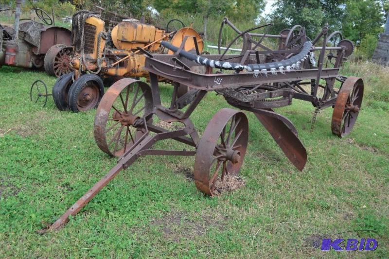 lot 44 image: c. 1910 Russell Grader Standard