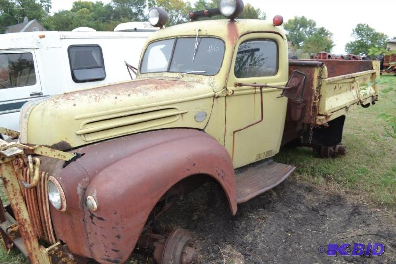 lot 6 image: 1947 Ford AWD w Low 2 Ton Dump Box