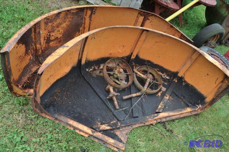 lot 85 image: Minneapolis Moline Fenders