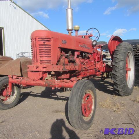 lot 2 image: Farmall 300 Tractor