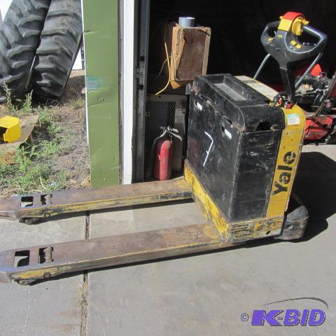 lot 7 image: Yale Lift Truck