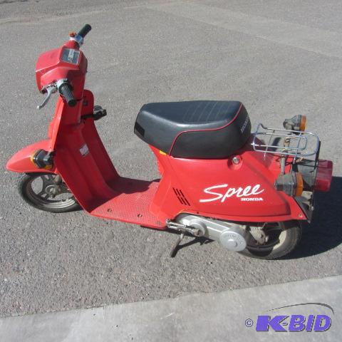 lot 8 image: Honda Spree Scooter