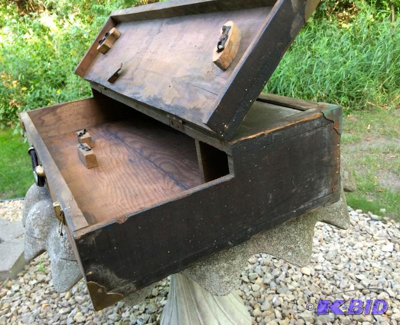 lot 6 image: Large Antique Tool Box