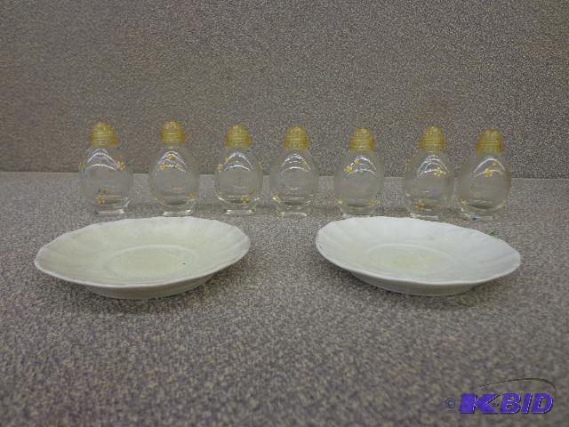 Salt Shaker Set 7 salt shakers, 2 shaker tray...