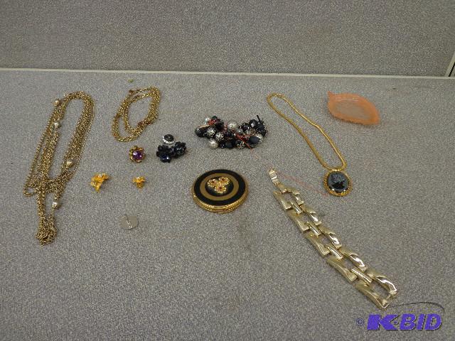 Costume Jewelry Gold bracelet, peach glass le...