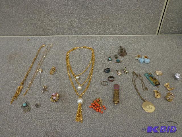 Costume Jewelry 3 tier 3 gold pearl necklace,...