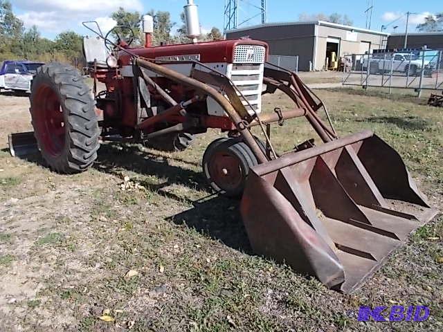 lot 1 image: 1963 Farmall 460 Tractor, 6 Cylinder Gasolin...