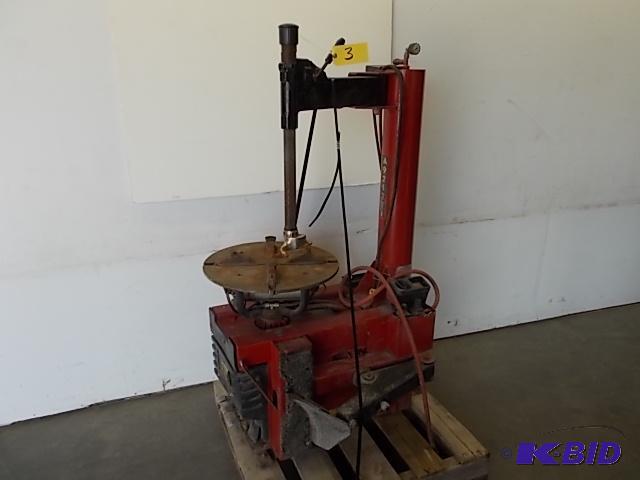 lot 3 image: Corchi Artiglio A9212TI Tire Changer, Works, ...