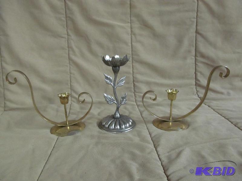 lot 126 image: Decor