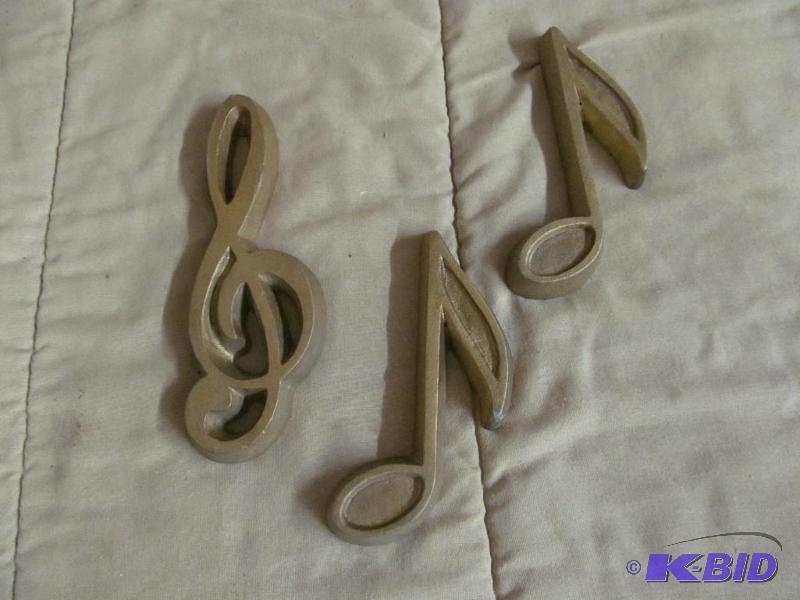 lot 127 image: Decor