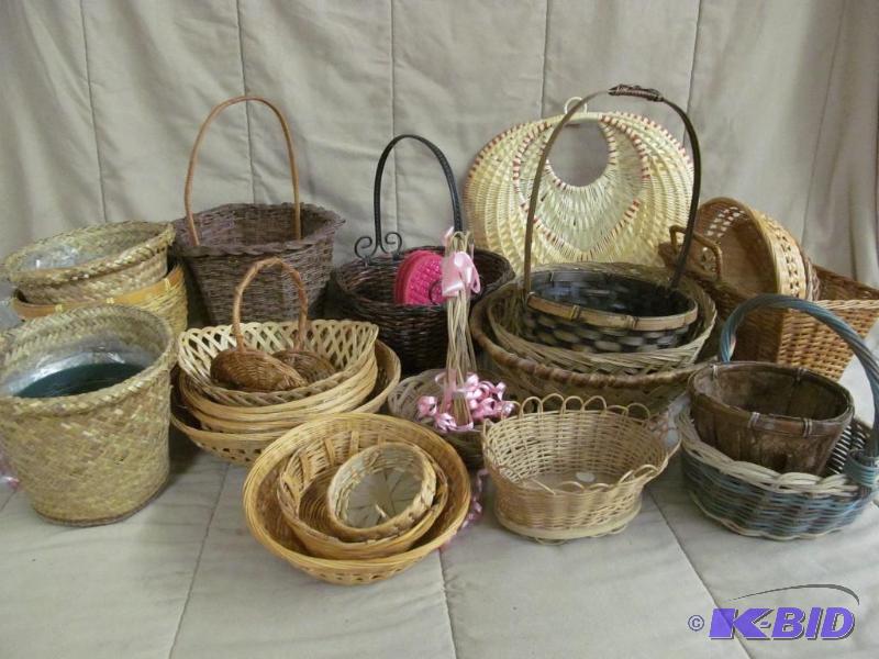 lot 213 image: Basket