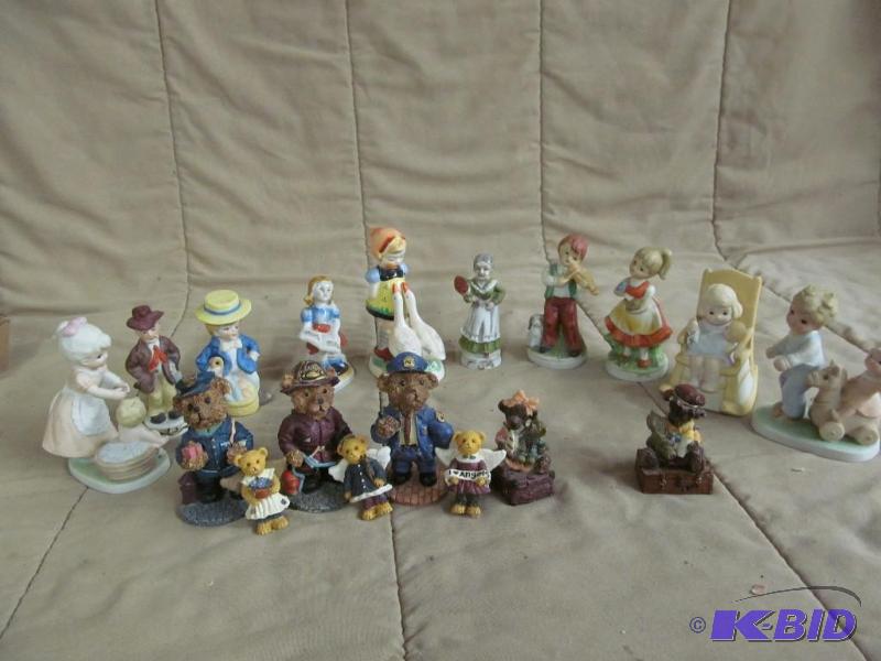 lot 252 image: Figurines