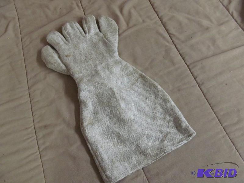 lot 301 image: Glove