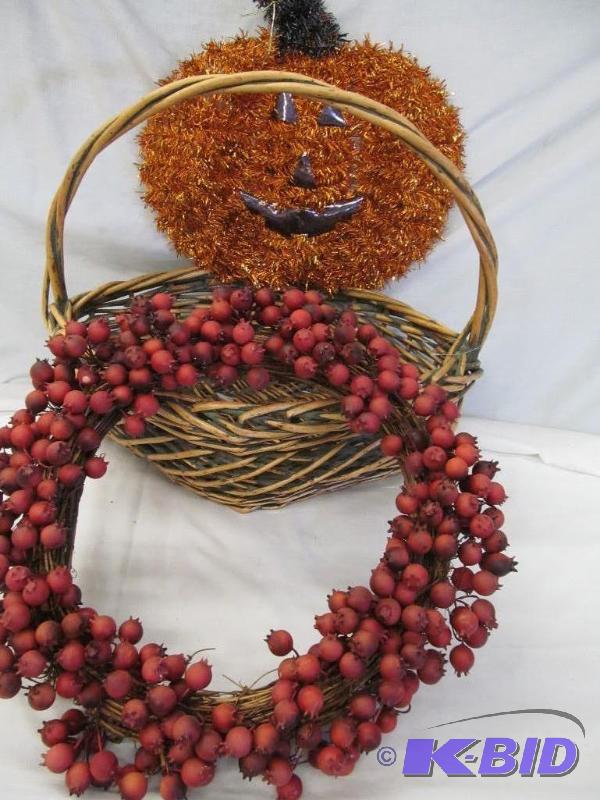lot 62 image: Decor