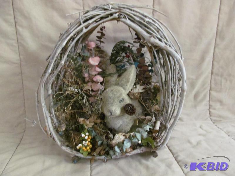lot 78 image: Decor