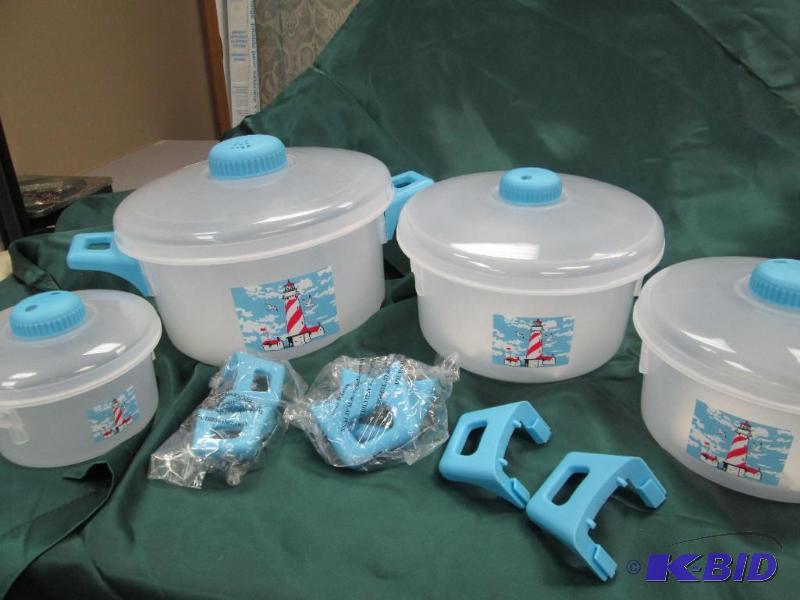 Set of 4 different size plastic containers wi...