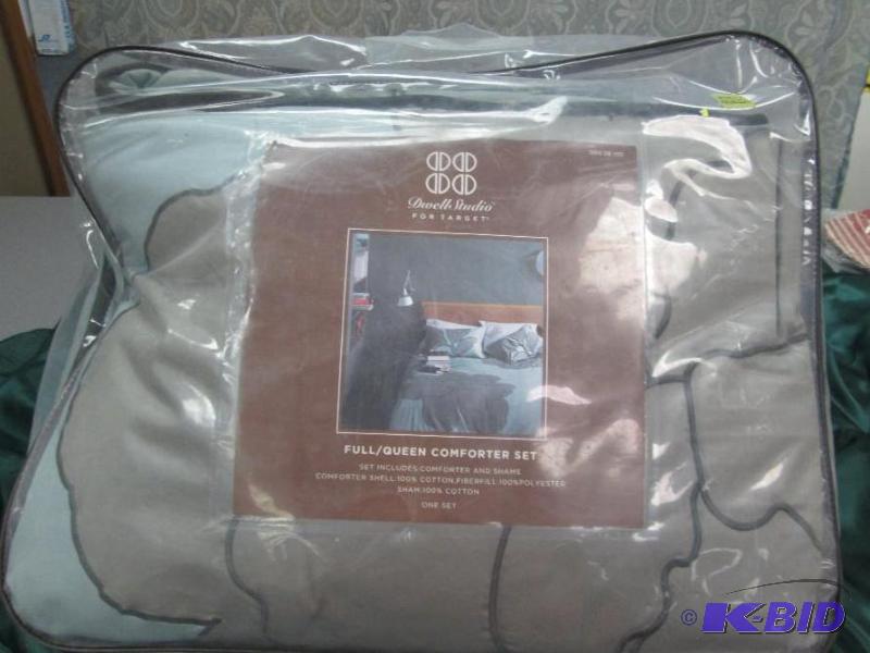 FullQueen Comforter set includes comforter a...