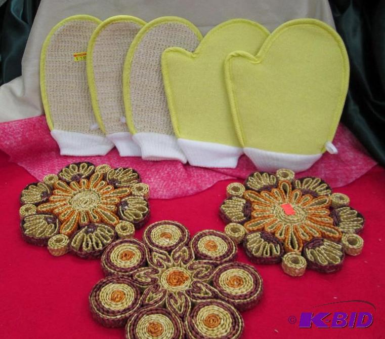 Qty 8 mitts scrubber and hot pads...