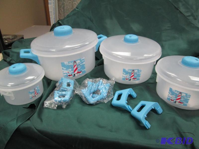 Set of 4 different size plastic containers wi...