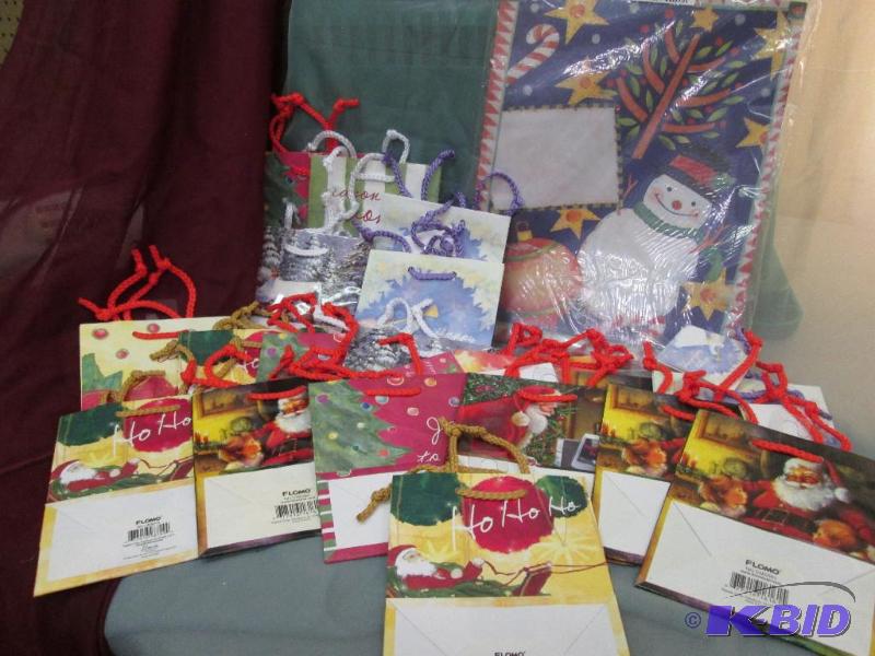 Christmas paper and small bags. Qty 20...
