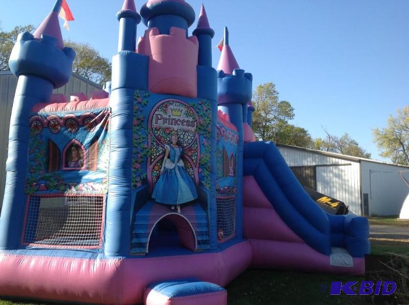 lot 11 image: Large Comercial grade Bounce & slide combo Inflatable