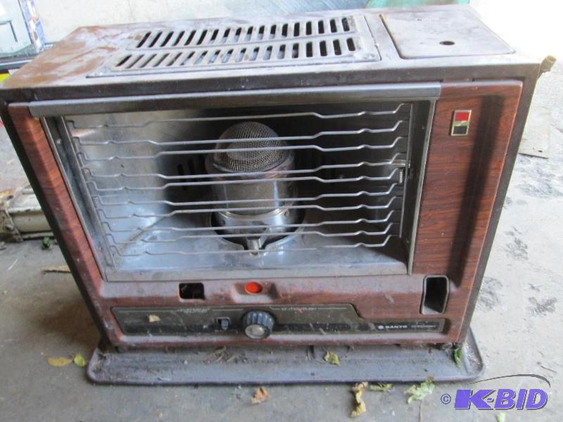 lot 10 image: Sanyo Kerosene Heater...