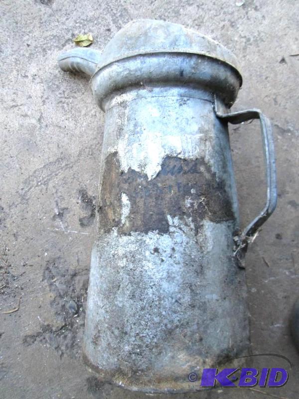 lot 11 image: Vintage Oil Can 4 quart...
