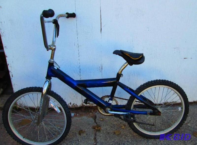 lot 110 image: Boys bike...