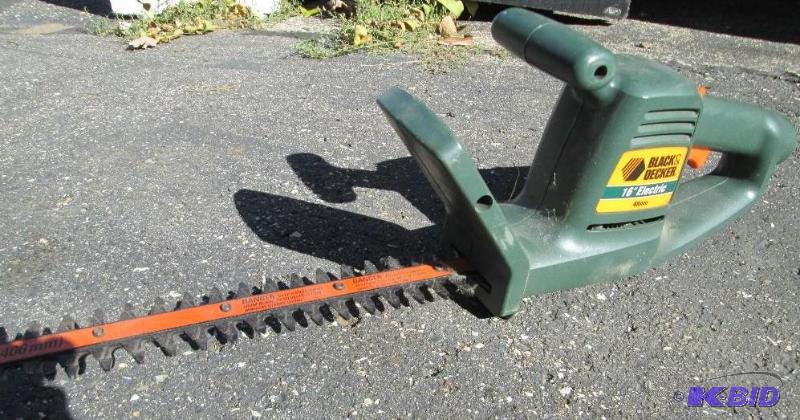 lot 17 image: Black and Decker 17" hedge trimmer...