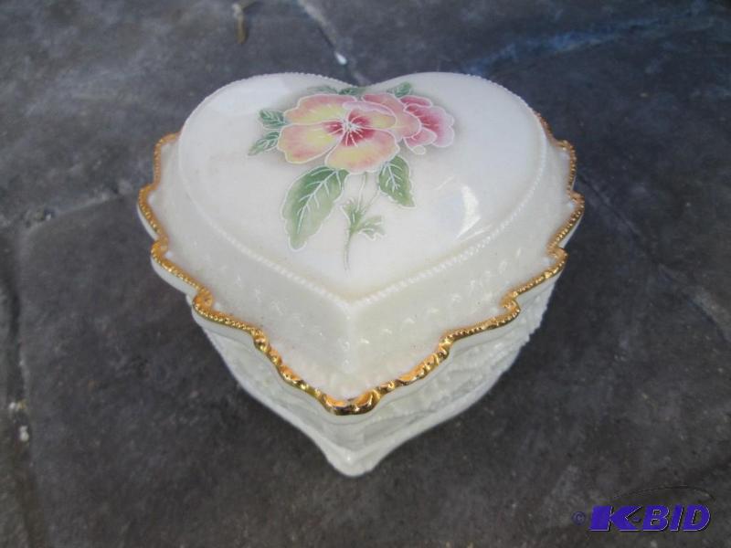 lot 43 image: Heritage House celebration of love porcelain ...
