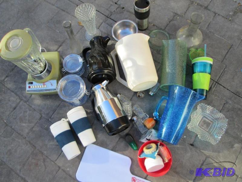lot 44 image: Assorted kitchen items including stainless st...