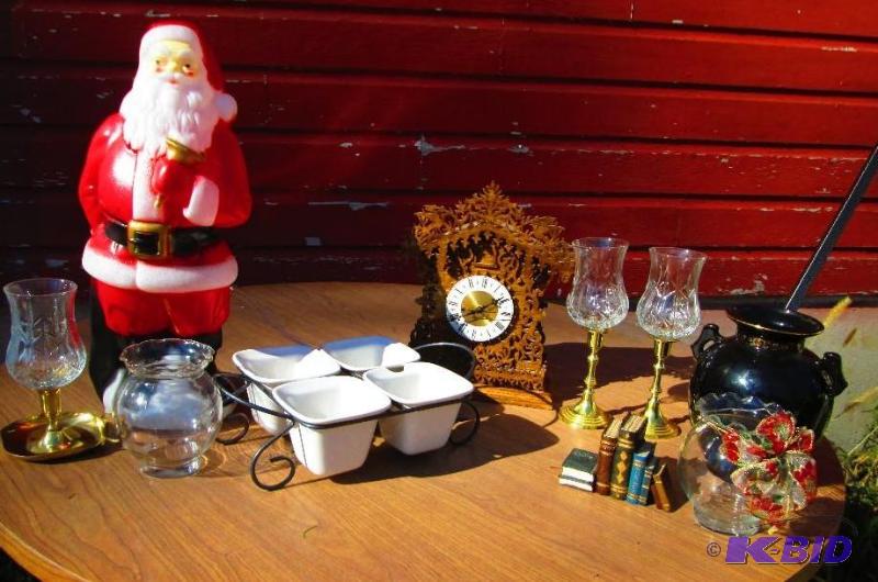 lot 50 image: Lot of assorted household items, dcor, and a ...