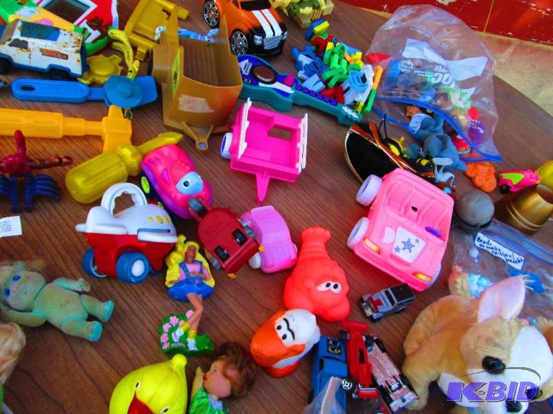 lot 64 image: Lot of assorted vintage toys...