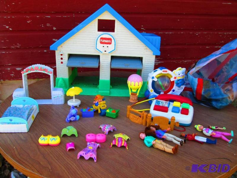 lot 70 image: Vintage plastic doll house with...